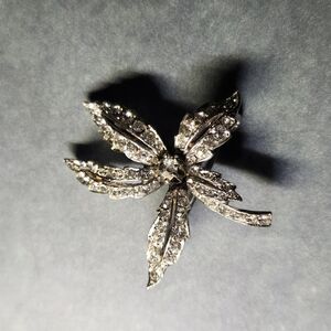 Silvertone Leaf Brooch with Rhinestones